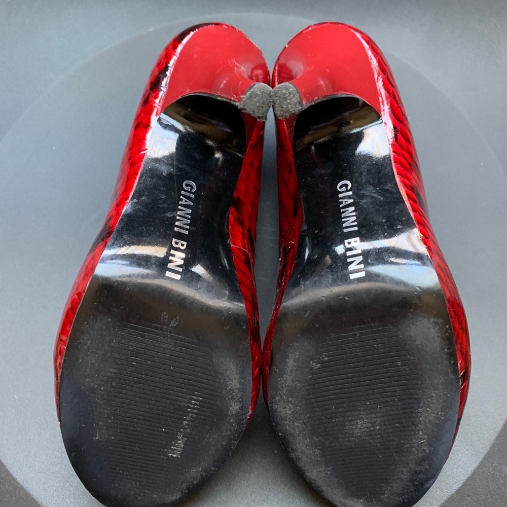 Red snakeskin GianniBini pumps size 6.5 - Picture 2 of 4